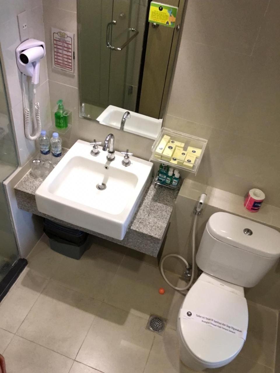 Hotel Wisata Niaga Пурвокерто Екстер'єр фото