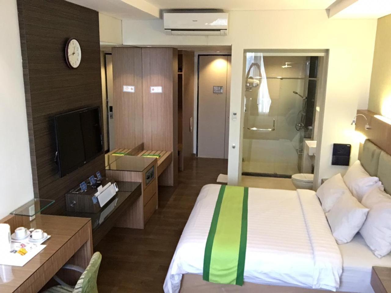 Hotel Wisata Niaga Пурвокерто Екстер'єр фото