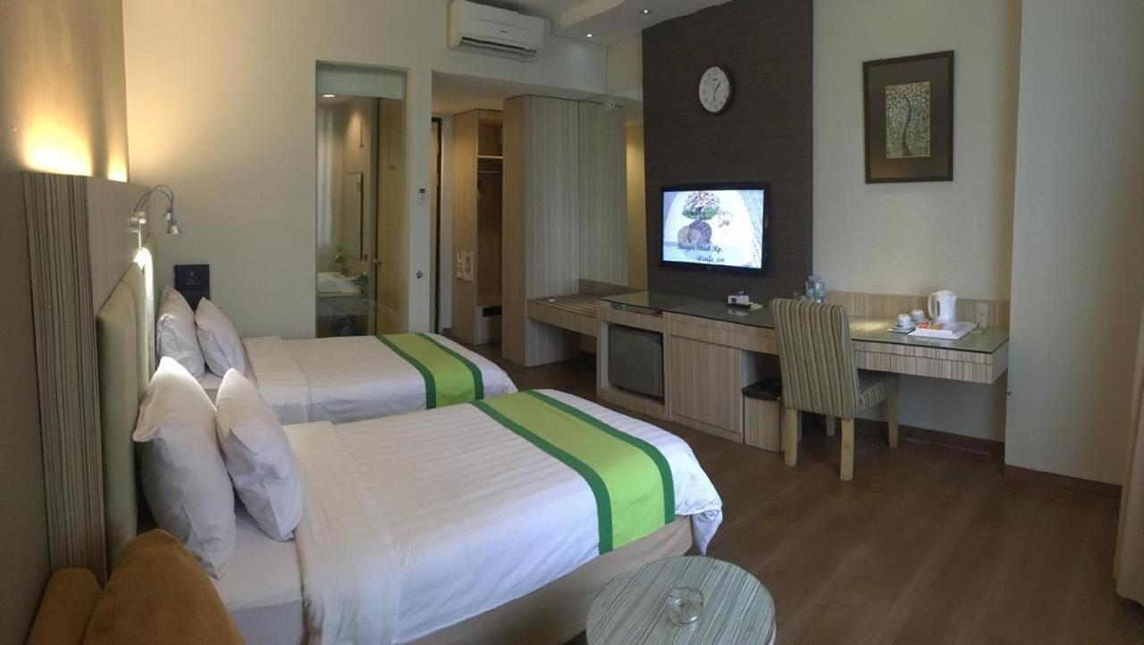 Hotel Wisata Niaga Пурвокерто Екстер'єр фото