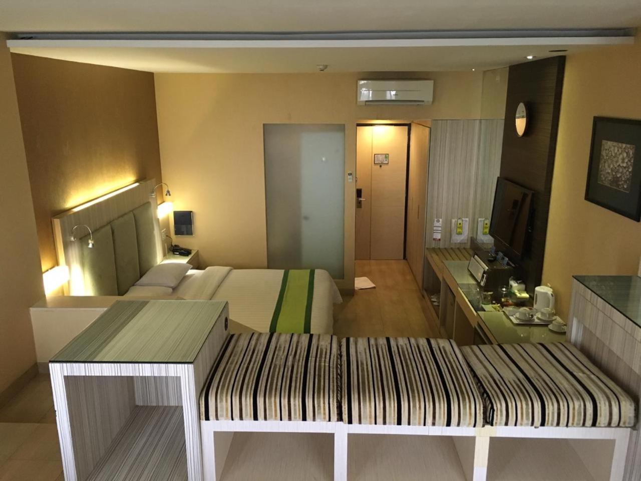 Hotel Wisata Niaga Пурвокерто Екстер'єр фото