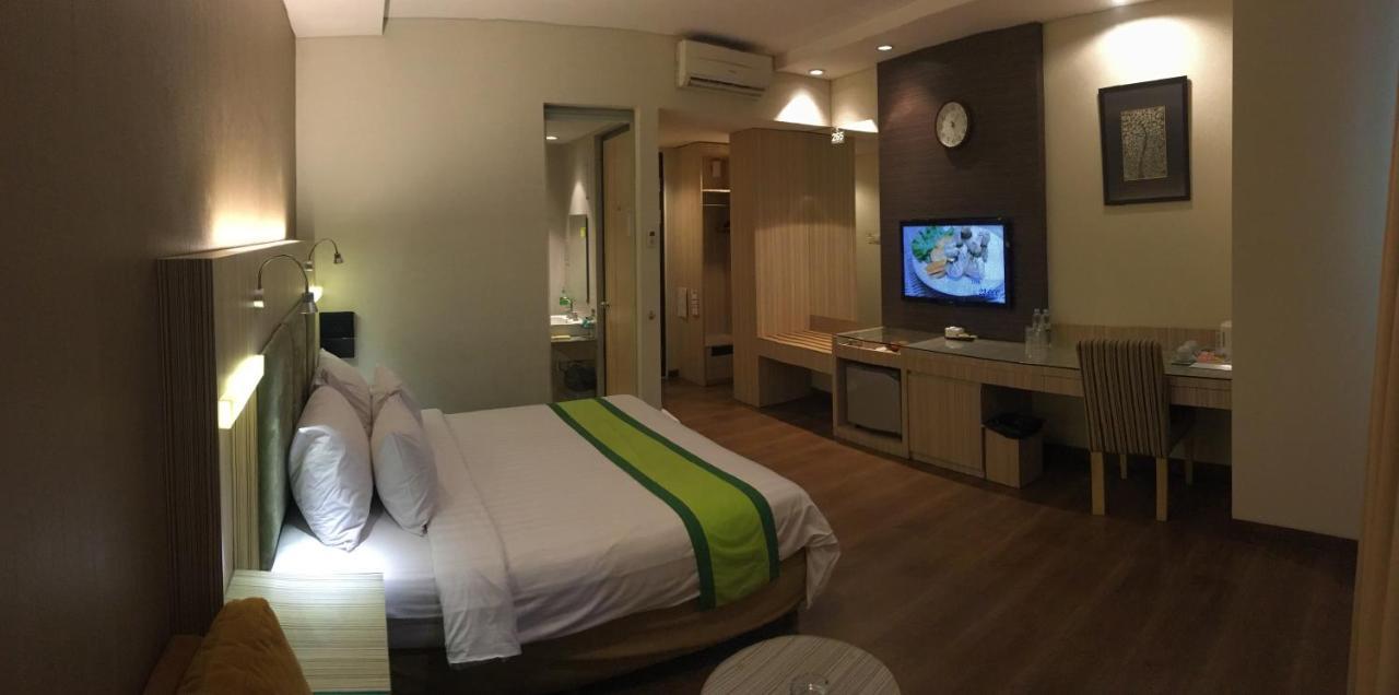 Hotel Wisata Niaga Пурвокерто Екстер'єр фото