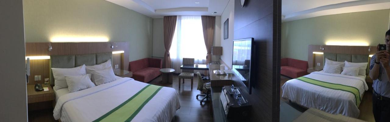 Hotel Wisata Niaga Пурвокерто Екстер'єр фото