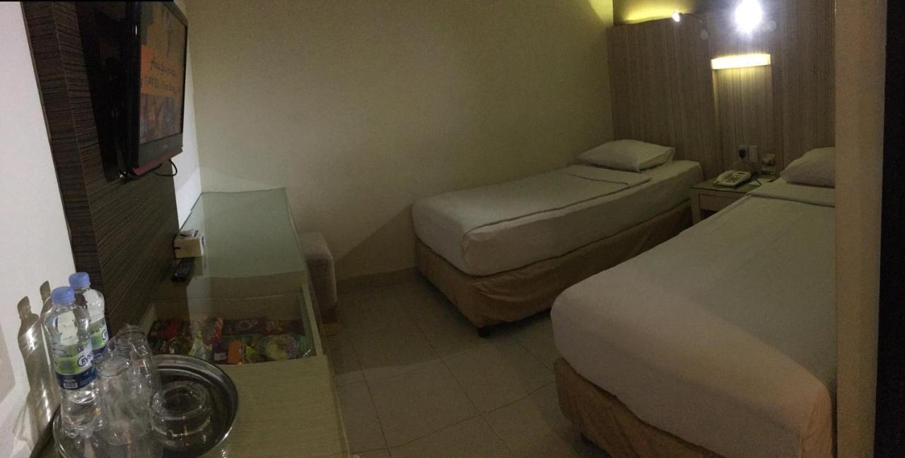 Hotel Wisata Niaga Пурвокерто Екстер'єр фото