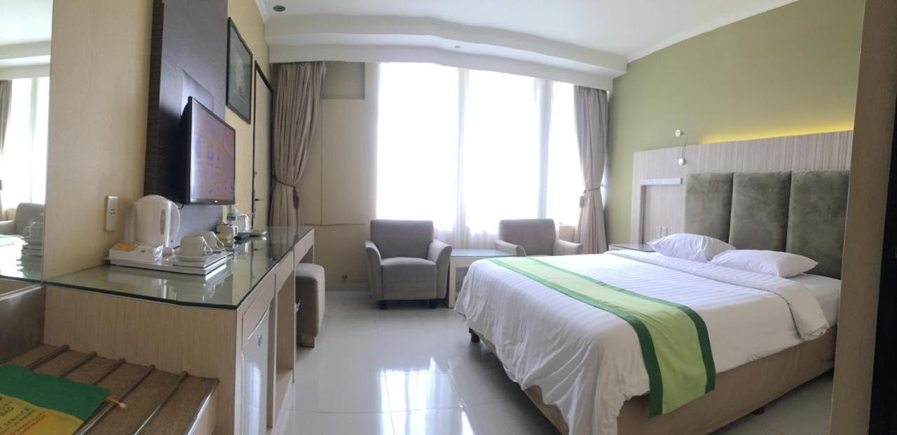 Hotel Wisata Niaga Пурвокерто Екстер'єр фото
