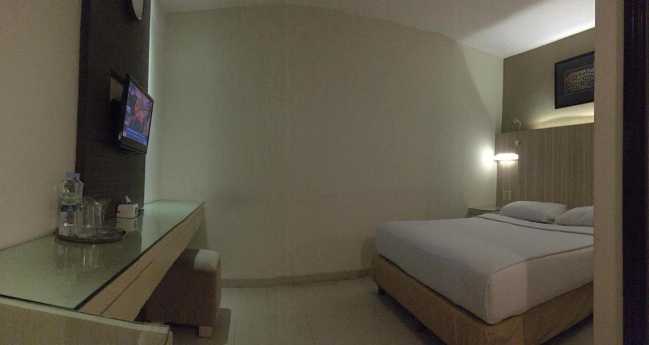 Hotel Wisata Niaga Пурвокерто Екстер'єр фото
