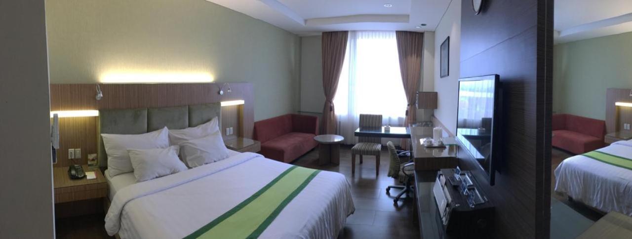 Hotel Wisata Niaga Пурвокерто Екстер'єр фото
